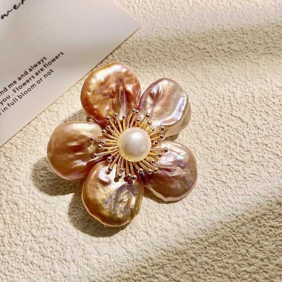 🌸 EXQUISITE Baroque Pearl Flower Brooch - Iridescent Petals & Pearl Center! - Picture 4 of 8